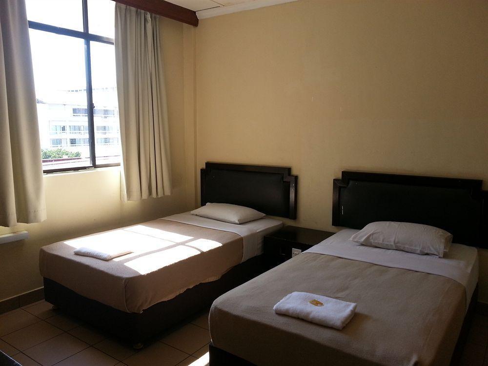 Hotel Iskandar Кота Кинабалу Екстериор снимка