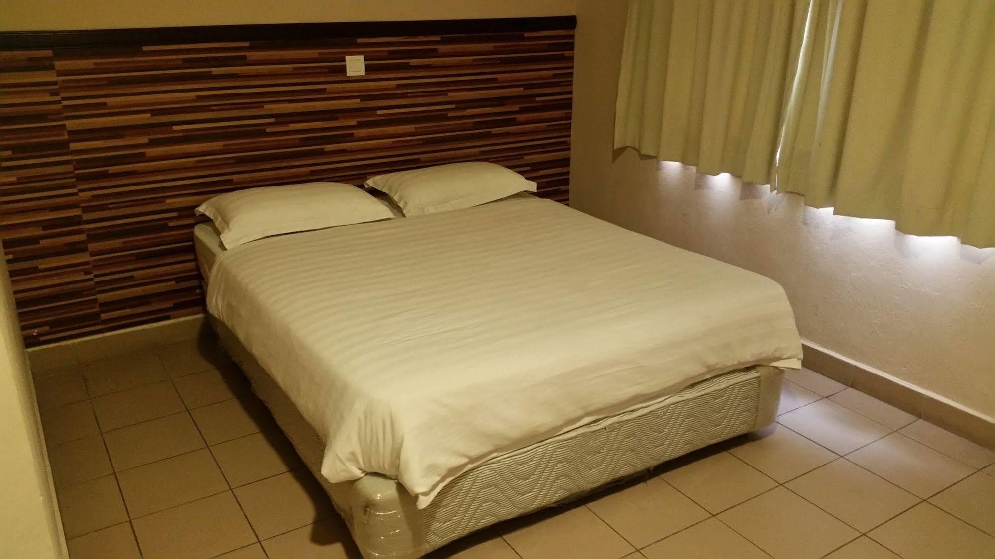 Hotel Iskandar Кота Кинабалу Екстериор снимка