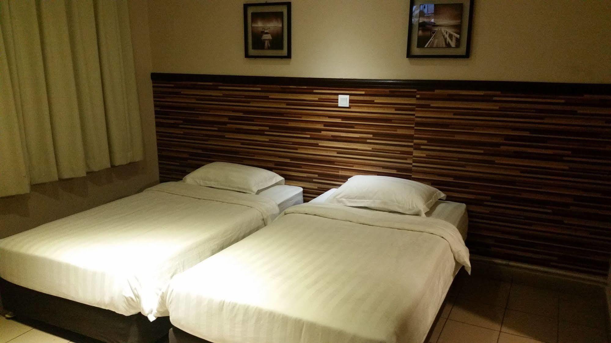 Hotel Iskandar Кота Кинабалу Екстериор снимка