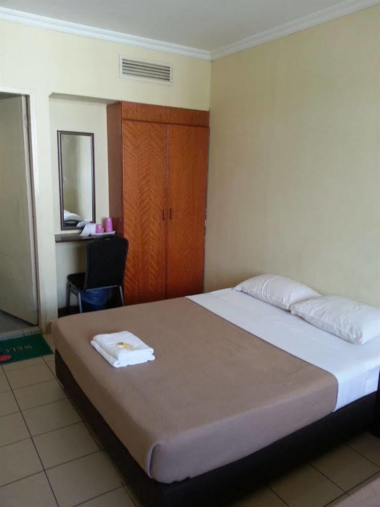 Hotel Iskandar Кота Кинабалу Екстериор снимка